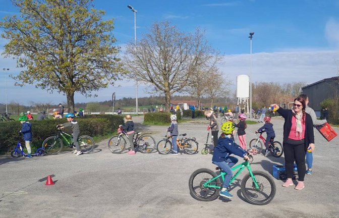 Volle Konzentration: Die Kinder der Großglattbacher Grundschule sind bei den Übungen ganz bei der Sache.  <span class='image-autor'>Foto: p</span>