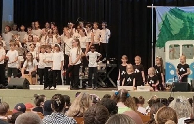 Die selbst gebastelten Kulissen verleihen der Aufführung an der Bartenbergschule eine ganz besondere Atmosphäre.  <span class='image-autor'>Foto: p</span>