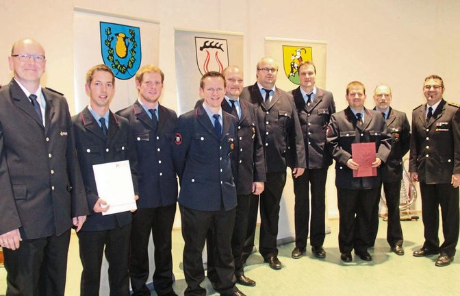 Kommandant Dirk Makkens (links) mit den Geehrten und Beförderten.  Foto: Rostek