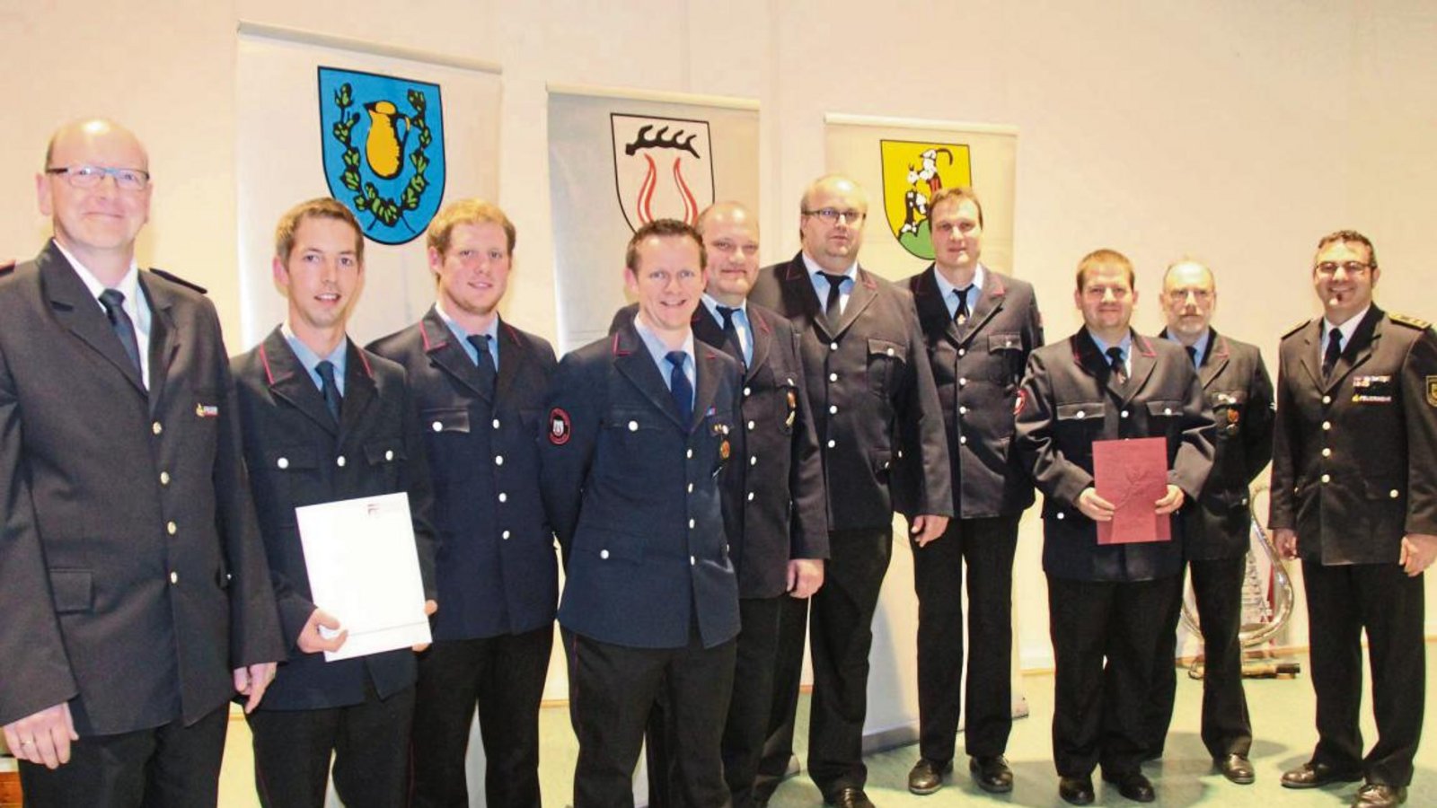 Kommandant Dirk Makkens (links) mit den Geehrten und Beförderten. Foto: Rostek Kommandant Dirk Makkens (links) mit den Geehrten und Beförderten. Foto: Rostek