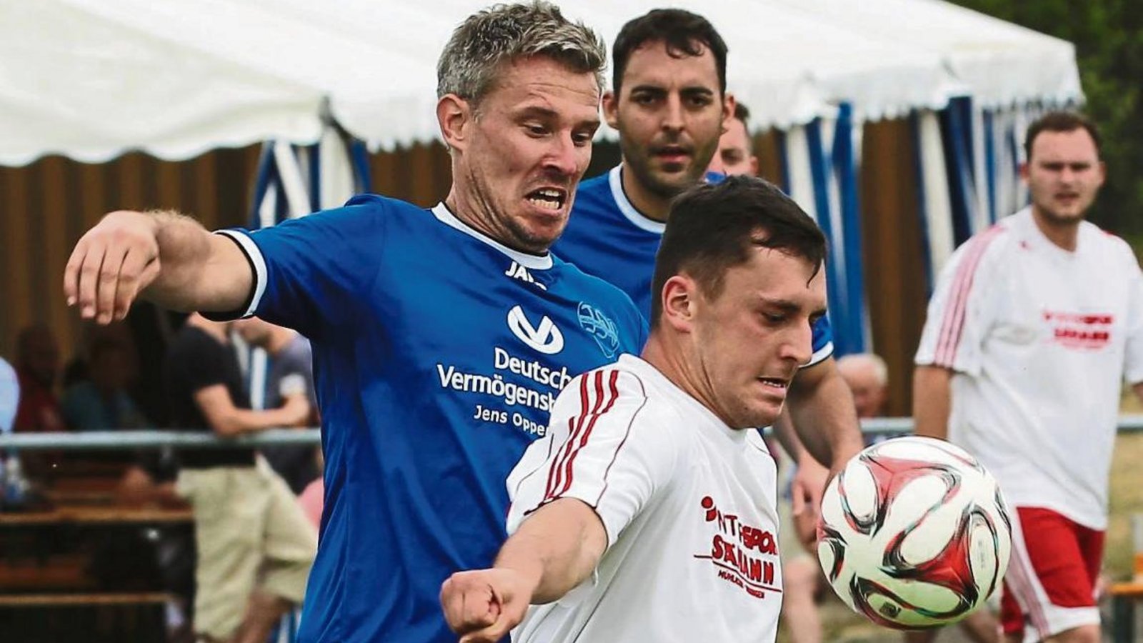 Vorgeschmack auf die B 7: Der Großglattbacher Kapitän Philipp Rank (rechts) im Zweikampf mit Michael Walter (TSV Mühlhausen) Foto: Küppers Vorgeschmack auf die B 7: Der Großglattbacher Kapitän Philipp Rank (rechts) im Zweikampf mit Michael Walter (TSV Mühlhausen) Foto: Küppers