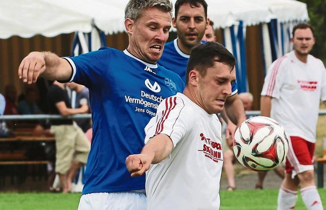 Vorgeschmack auf die B 7: Der Großglattbacher Kapitän Philipp Rank (rechts) im Zweikampf mit Michael Walter (TSV Mühlhausen) Foto: Küppers