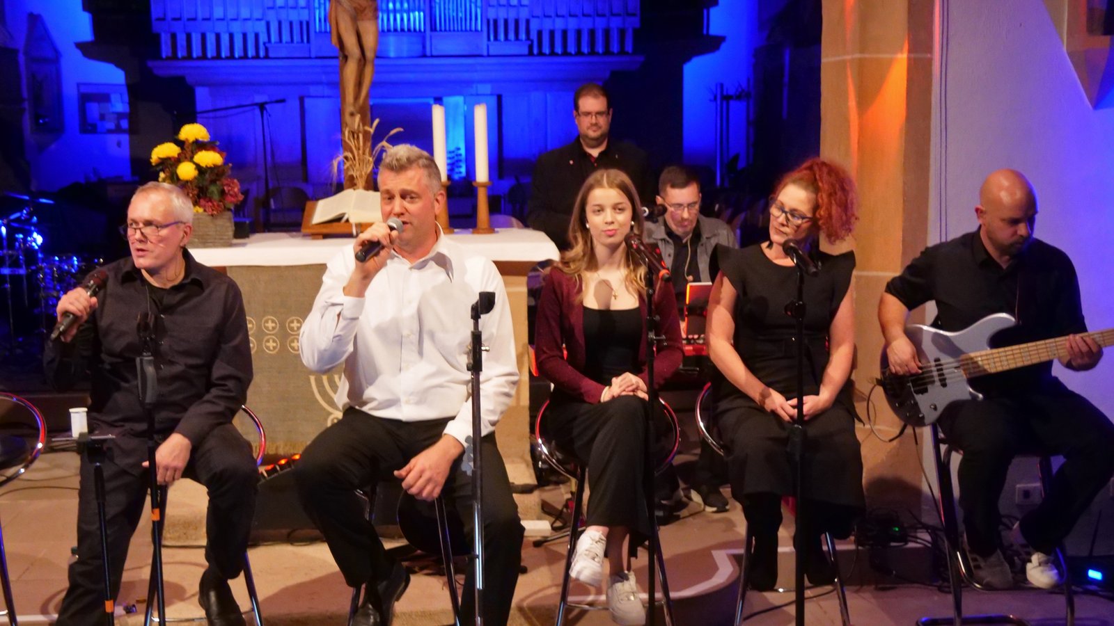 Der Auftritt der Musikgruppe lockt viele Fans an. Foto: Friedrich