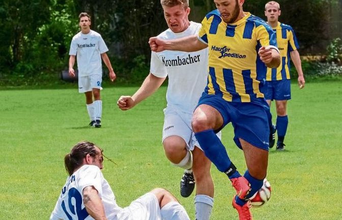 Aurichs Matthias Stricker (links) grätscht Riets Batuhan Kirpi (rechts) ab, der im Laufduell mit Aurichs Sebastian Öhler (Mitte) war. Foto: Simecek