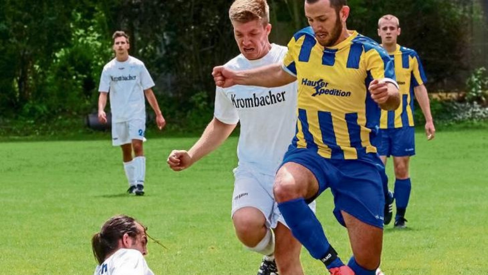 Aurichs Matthias Stricker (links) grätscht Riets Batuhan Kirpi (rechts) ab, der im Laufduell mit Aurichs Sebastian Öhler (Mitte) war. Foto: Simecek Aurichs Matthias Stricker (links) grätscht Riets Batuhan Kirpi (rechts) ab, der im Laufduell mit Aurichs Sebastian Öhler (Mitte) war. Foto: Simecek