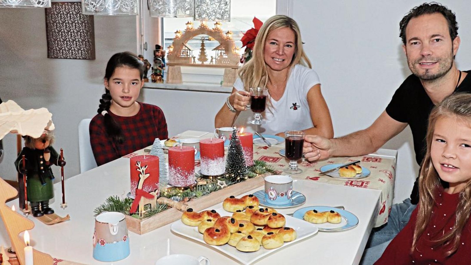 Familie Fehrling genießt die Mischung der schwedisch-deutschen Festtraditionen beim Adventsfrühstück. Foto: Gergen Familie Fehrling genießt die Mischung der schwedisch-deutschen Festtraditionen beim Adventsfrühstück. Foto: Gergen