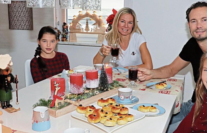 Familie Fehrling genießt die Mischung der schwedisch-deutschen Festtraditionen beim Adventsfrühstück. Foto: Gergen