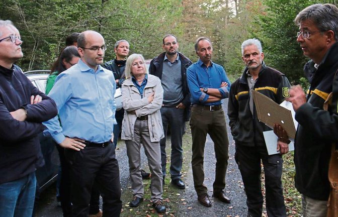 Forstamtsleiter Frieder Kurtz (rechts) und Forstrevierleiter Rolf Esslinger (daneben) informieren im Schützinger Wald speziell zum Zustand der Esche. Foto: Rücker