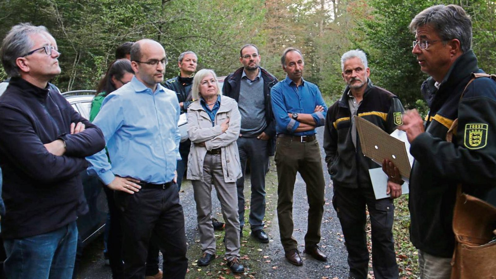Forstamtsleiter Frieder Kurtz (rechts) und Forstrevierleiter Rolf Esslinger (daneben) informieren im Schützinger Wald speziell zum Zustand der Esche. Foto: Rücker Forstamtsleiter Frieder Kurtz (rechts) und Forstrevierleiter Rolf Esslinger (daneben) informieren im Schützinger Wald speziell zum Zustand der Esche. Foto: Rücker