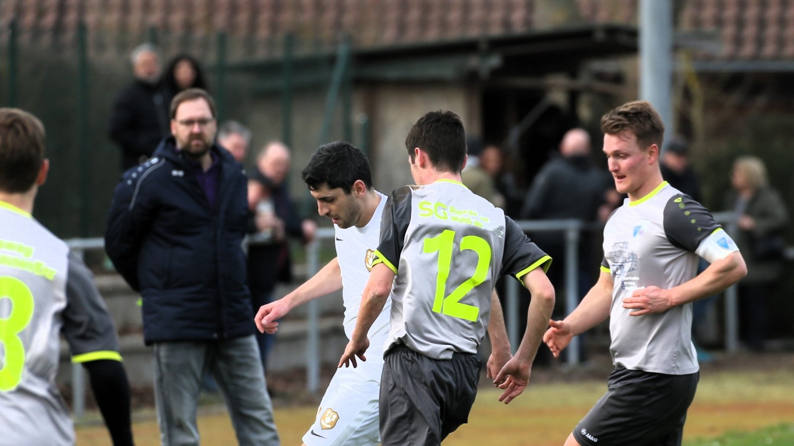 Zwischen drei Gegenspielern von der SGM Roßwag/Mühlhausen behauptet Sezgin Arslan (weißes Trikot) den Ball für den VfR Sersheim, der im Nachholspiel einen 8:1-Kantersieg holt. Zwischen drei Gegenspielern von der SGM Roßwag/Mühlhausen behauptet Sezgin Arslan (weißes Trikot) den Ball für den VfR Sersheim, der im Nachholspiel einen 8:1-Kantersieg holt.