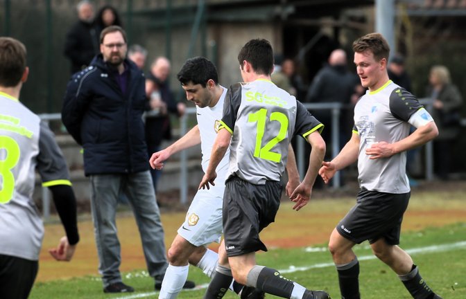Zwischen drei Gegenspielern von der SGM Roßwag/Mühlhausen behauptet Sezgin Arslan (weißes Trikot) den Ball für den VfR Sersheim, der im Nachholspiel einen 8:1-Kantersieg holt.
