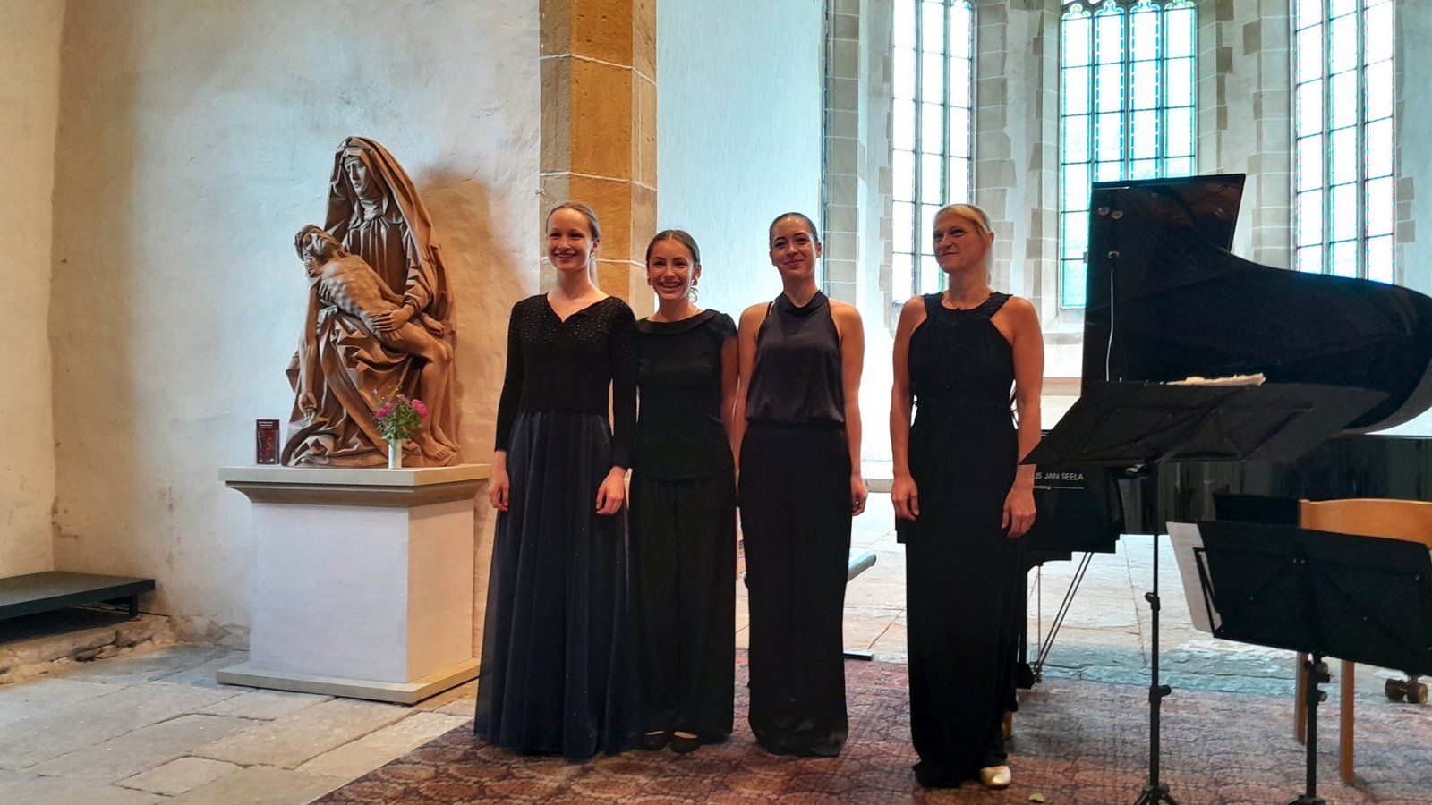 Vier junge Musikerinnen setzen Marksteine mit Interpretationen (von links): Geigerin Marie Helling, Cellistin Anna Meipariani, die Pianistinnen Anna Ulmschneider und Ilonka Heilingloh. Foto: Filitz Vier junge Musikerinnen setzen Marksteine mit Interpretationen (von links): Geigerin Marie Helling, Cellistin Anna Meipariani, die Pianistinnen Anna Ulmschneider und Ilonka Heilingloh. Foto: Filitz