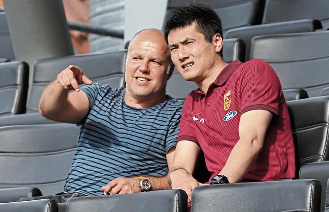 Dirk Mack (links) tauscht sich mit dem Teammanager der U-20-Auswahl Chinas, Jiayi Shao, bei einem Testspiel in Großaspach aus.  Foto: Baumann