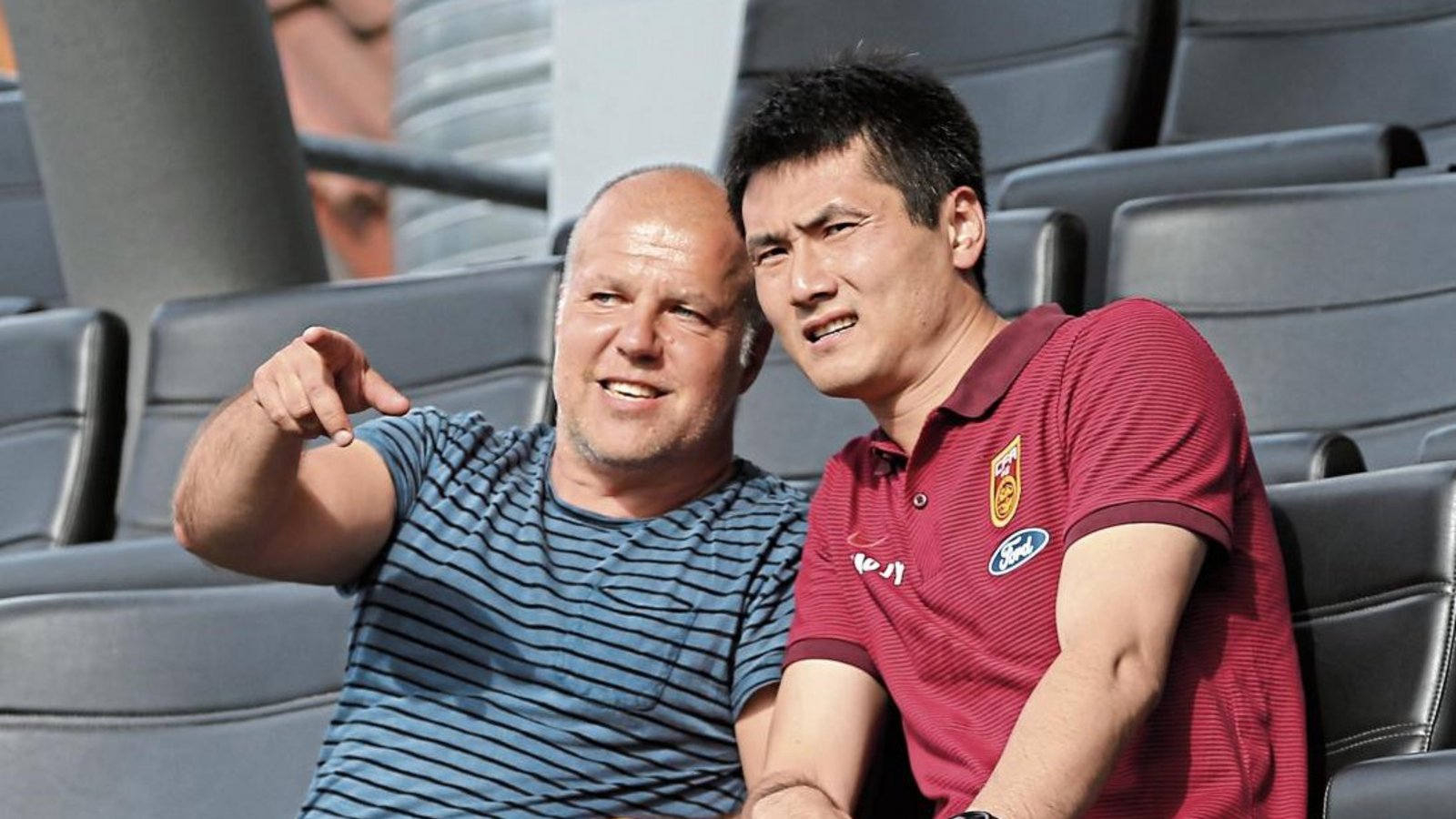 Dirk Mack (links) tauscht sich mit dem Teammanager der U-20-Auswahl Chinas, Jiayi Shao, bei einem Testspiel in Großaspach aus. Foto: Baumann Dirk Mack (links) tauscht sich mit dem Teammanager der U-20-Auswahl Chinas, Jiayi Shao, bei einem Testspiel in Großaspach aus. Foto: Baumann