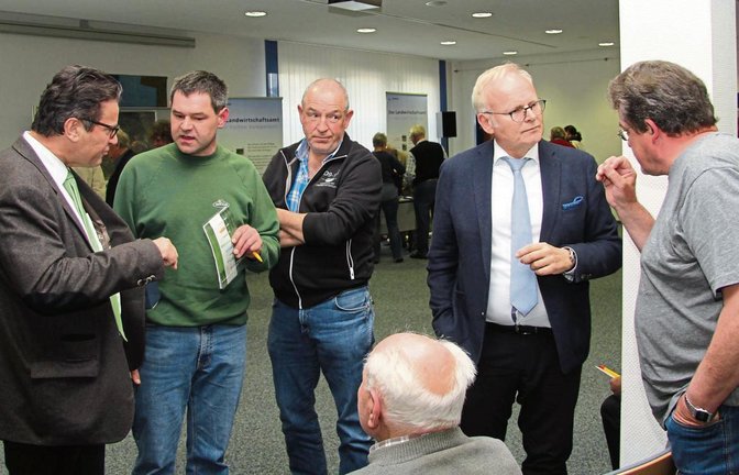 Die Illinger hatten noch einigen Diskussionsbedarf, wie Minister Peter Hauk (links) und Landrat Karl Röckinger (Zweiter von rechts) im Rathaus zu spüren bekamen.  Fotos: Banholzer