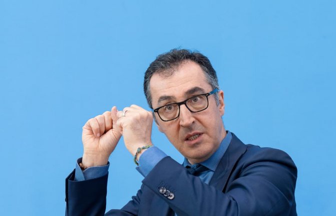 Der baden-württembergische Ministerpräsident Cem Özdemir fordert zusammen mit den Regierungschefs der anderen Autoländer Bayern und Niedersachsen mehr Beinfreiheit für die Autoibranche.<span class='image-autor'>Imago/Bernd Elmenthaler</span>