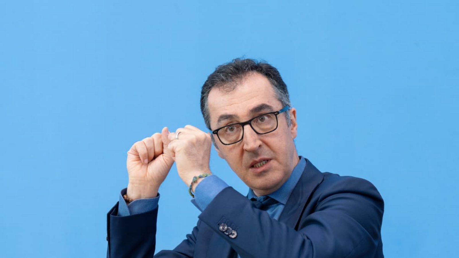 Der baden-württembergische Ministerpräsident Cem Özdemir fordert zusammen mit den Regierungschefs der anderen Autoländer Bayern und Niedersachsen mehr Beinfreiheit für die Autoibranche.Imago/Bernd Elmenthaler Der baden-württembergische Ministerpräsident Cem Özdemir fordert zusammen mit den Regierungschefs der anderen Autoländer Bayern und Niedersachsen mehr Beinfreiheit für die Autoibranche.Imago/Bernd Elmenthaler
