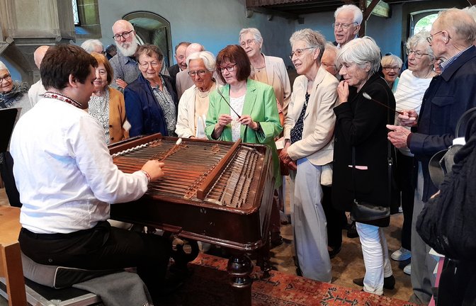 Cimbalom-Spieler Oleksii Ryban erklärt interessierten Gästen sein vielsaitiges Instrument.  <span class='image-autor'>Fotos: Filitz</span>