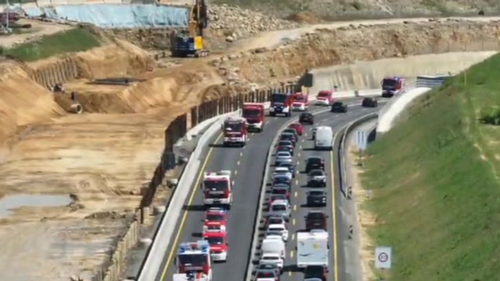 Im Konvoi auf der Autobahn: Einsatzkräfte im Enzkreis üben für den Ernstfall. Foto: Enzkreis Im Konvoi auf der Autobahn: Einsatzkräfte im Enzkreis üben für den Ernstfall. Foto: Enzkreis
