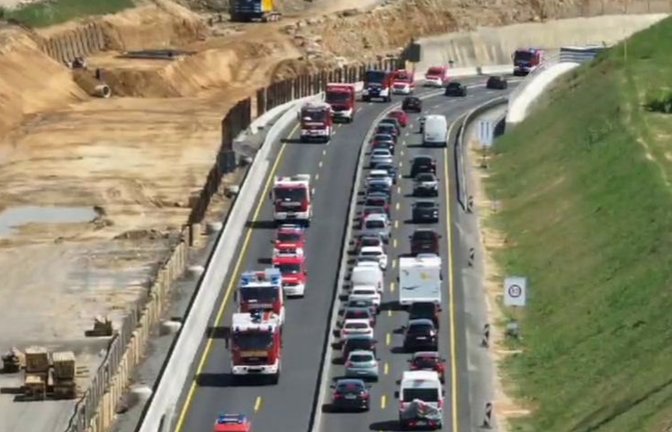 Im Konvoi auf der Autobahn: Einsatzkräfte im Enzkreis üben für den Ernstfall. <span class='image-autor'>Foto: Enzkreis</span>