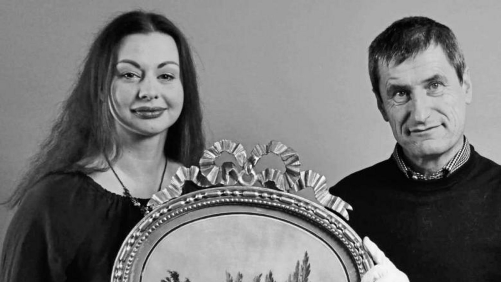 Konservatorin Dr. Patricia Peschel und Restaurator Dr. Felix Muhle mit einem der Bilder.   Foto: p