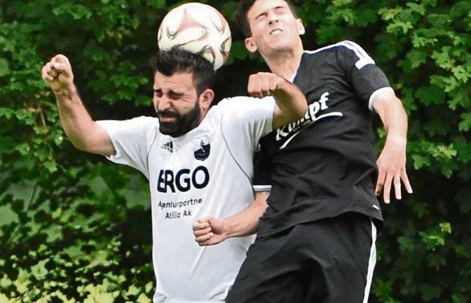 Dirk Maurer (rechts) von der SGM Riexingen verliert das Kopfballduell gegen Cengiz Kara. Am Ende teilten sich die Gastgeber aber die Punkte mit dem FV Sönmez Spor Bietigheim II. Foto: Leitner