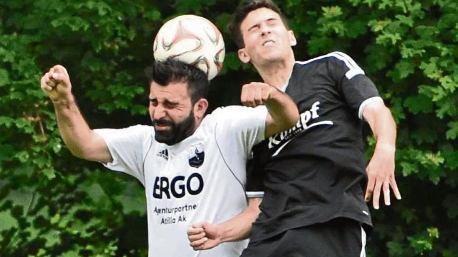 Dirk Maurer (rechts) von der SGM Riexingen verliert das Kopfballduell gegen Cengiz Kara. Am Ende teilten sich die Gastgeber aber die Punkte mit dem FV Sönmez Spor Bietigheim II. Foto: Leitner Dirk Maurer (rechts) von der SGM Riexingen verliert das Kopfballduell gegen Cengiz Kara. Am Ende teilten sich die Gastgeber aber die Punkte mit dem FV Sönmez Spor Bietigheim II. Foto: Leitner