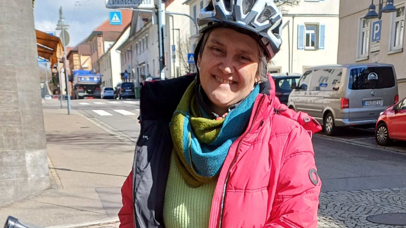 Am Fahrrädle von Viola Sternberger ist der Frühling schon ausgebrochen. Das zaubert Betrachtern ein Lächeln ins Gesicht, was wiederum die Radlerin freut.  Foto: Rücker