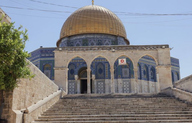 Felsendoms in Jerusalem: Juden haben offenbar erstmals mit Duldung der Polizei Gebetbücher auf das Areal der Al-Aqsa-Moschee und des Felsendoms gebracht und öffentlich daraus gebetet (Archivfoto).<span class='image-autor'>IMAGO/Middle East Images</span>