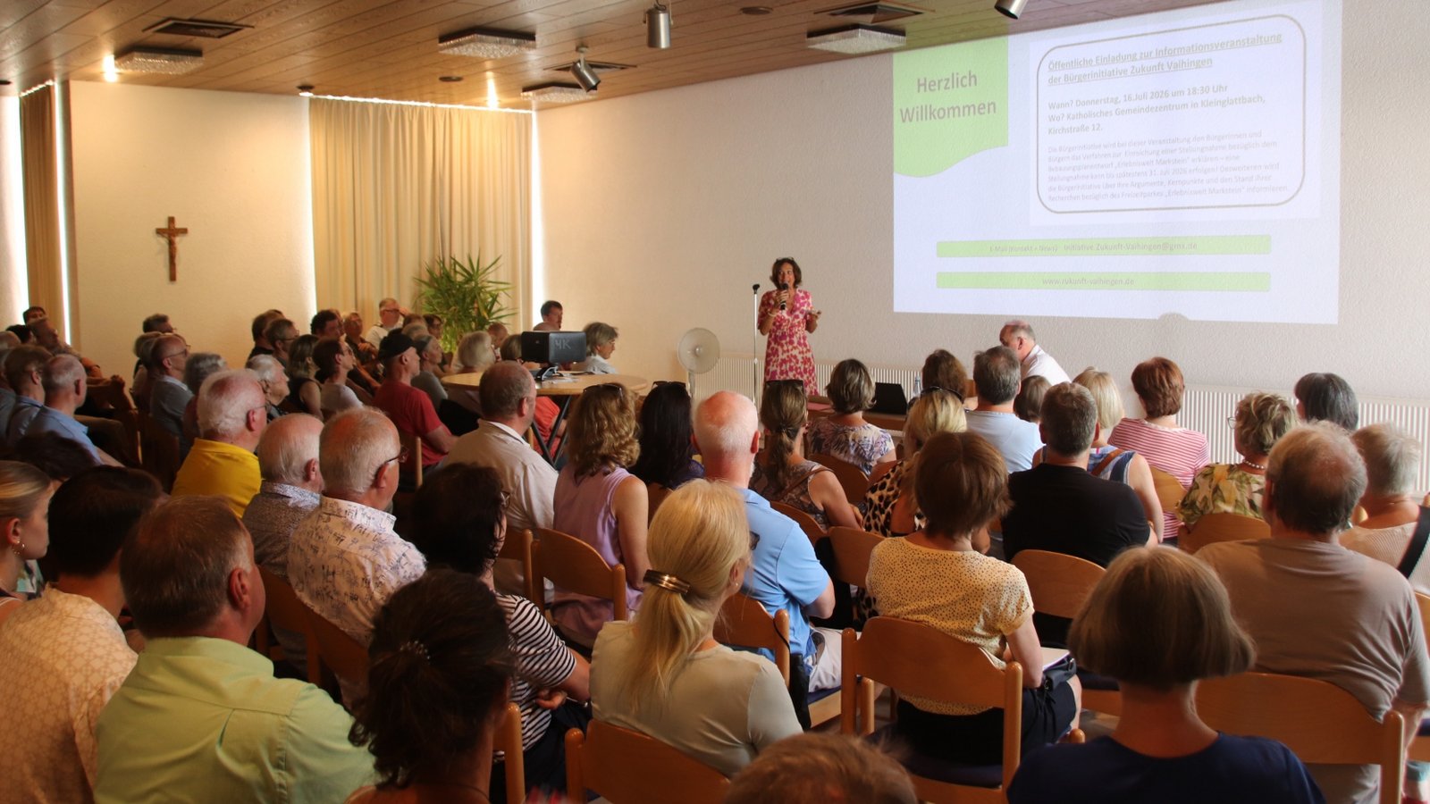 Faktencheck zur Erlebniswelt Markstein: Rund 150 Besucherinnen und Besucher lassen sich von BI-sprecherin Kerstin Bausch (am Mikrofon) informieren. Foto: Arning Faktencheck zur Erlebniswelt Markstein: Rund 150 Besucherinnen und Besucher lassen sich von BI-sprecherin Kerstin Bausch (am Mikrofon) informieren. Foto: Arning