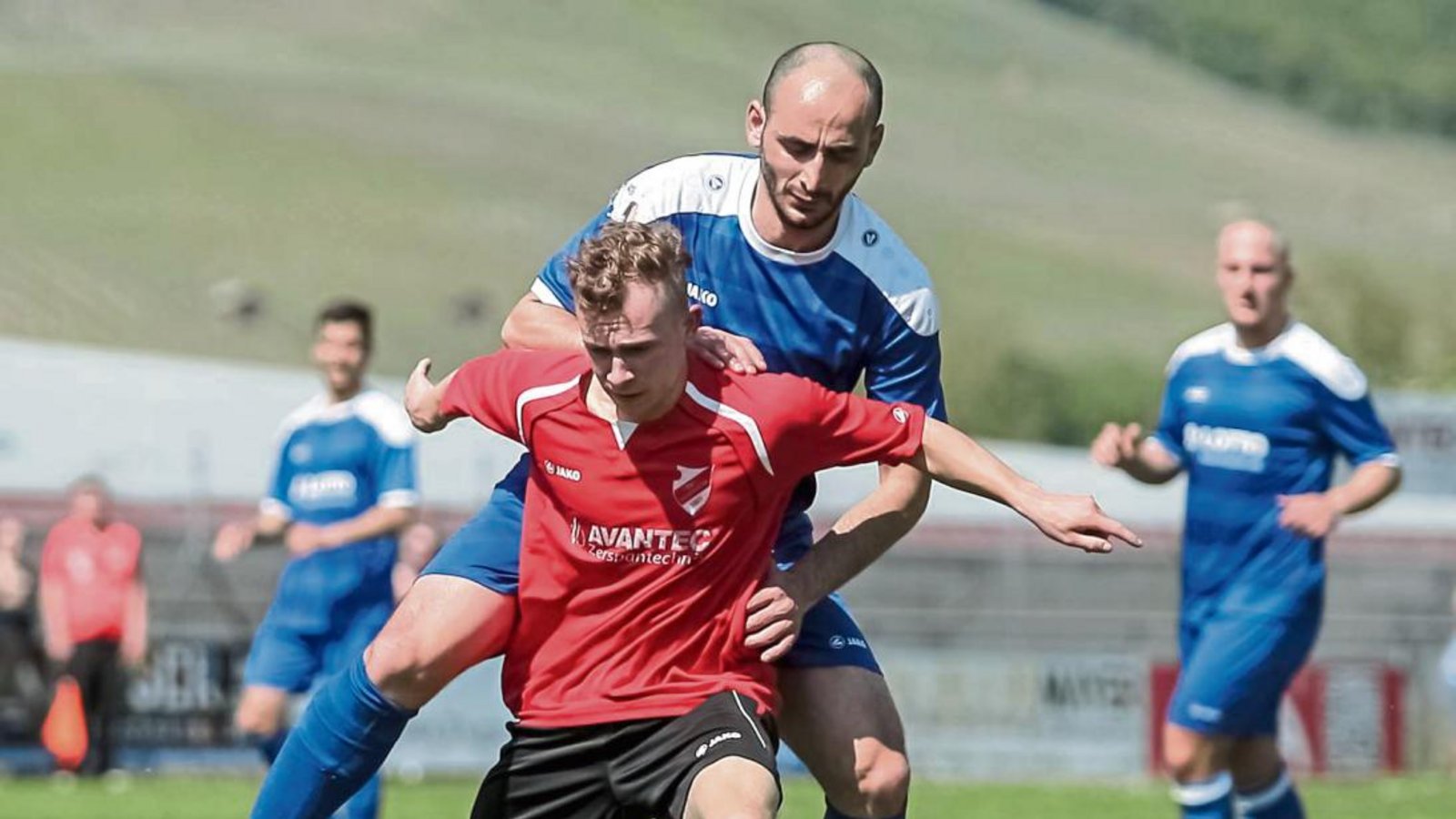 Florian Palesch mit dem SV Horrheim (vorne) und Bahri Yilmaz mit dem VfB Vaihingen haben am Sonntag ihre ersten Saisonspiele. Foto: Simecek Florian Palesch mit dem SV Horrheim (vorne) und Bahri Yilmaz mit dem VfB Vaihingen haben am Sonntag ihre ersten Saisonspiele. Foto: Simecek