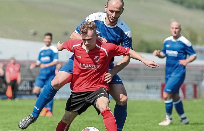 Florian Palesch mit dem SV Horrheim (vorne) und Bahri Yilmaz mit dem VfB Vaihingen haben am Sonntag ihre ersten Saisonspiele. Foto: Simecek