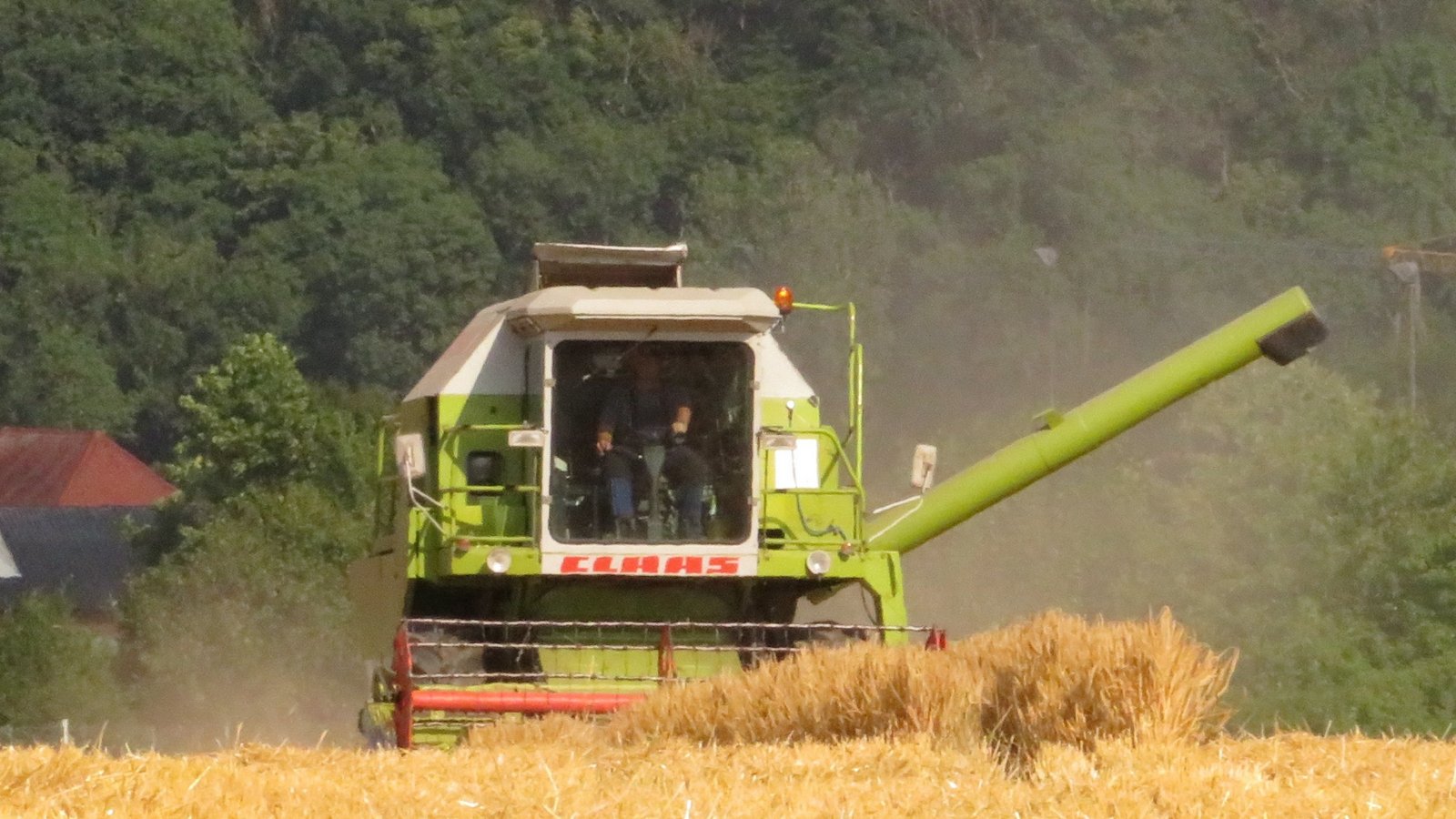 Erntezeit. Die ersten Mähdrescher rollen über die Felder. Die Gerste ist zuerst dran. Hier bei Oberriexingen. Foto: Arning Erntezeit. Die ersten Mähdrescher rollen über die Felder. Die Gerste ist zuerst dran. Hier bei Oberriexingen. Foto: Arning