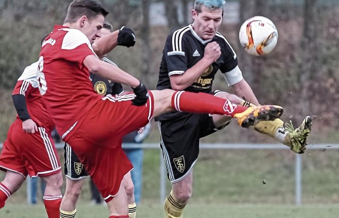 Ensingen um Kapitän Michael Mahler (rechts) gilt als unangenehmer Gegner. Das mussten auch Daniel Nissan (links) und die SGM Hohenhaslach/Freudental in der vergangenen Saison erfahren. Foto: Simecek
