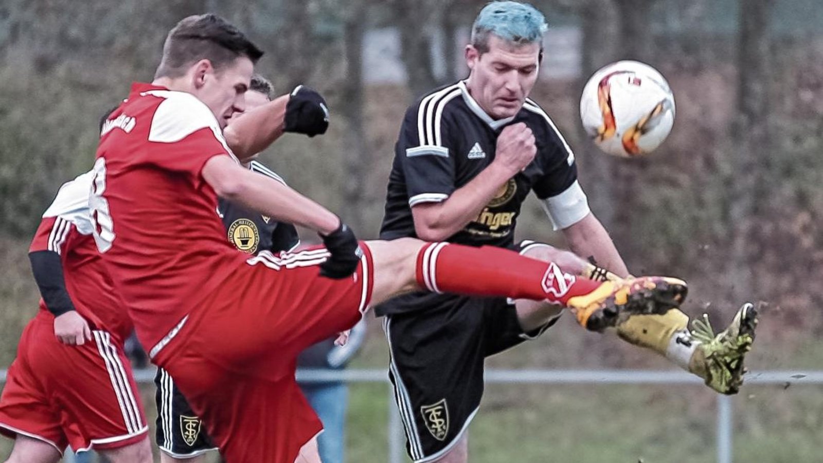 Ensingen um Kapitän Michael Mahler (rechts) gilt als unangenehmer Gegner. Das mussten auch Daniel Nissan (links) und die SGM Hohenhaslach/Freudental in der vergangenen Saison erfahren. Foto: Simecek Ensingen um Kapitän Michael Mahler (rechts) gilt als unangenehmer Gegner. Das mussten auch Daniel Nissan (links) und die SGM Hohenhaslach/Freudental in der vergangenen Saison erfahren. Foto: Simecek