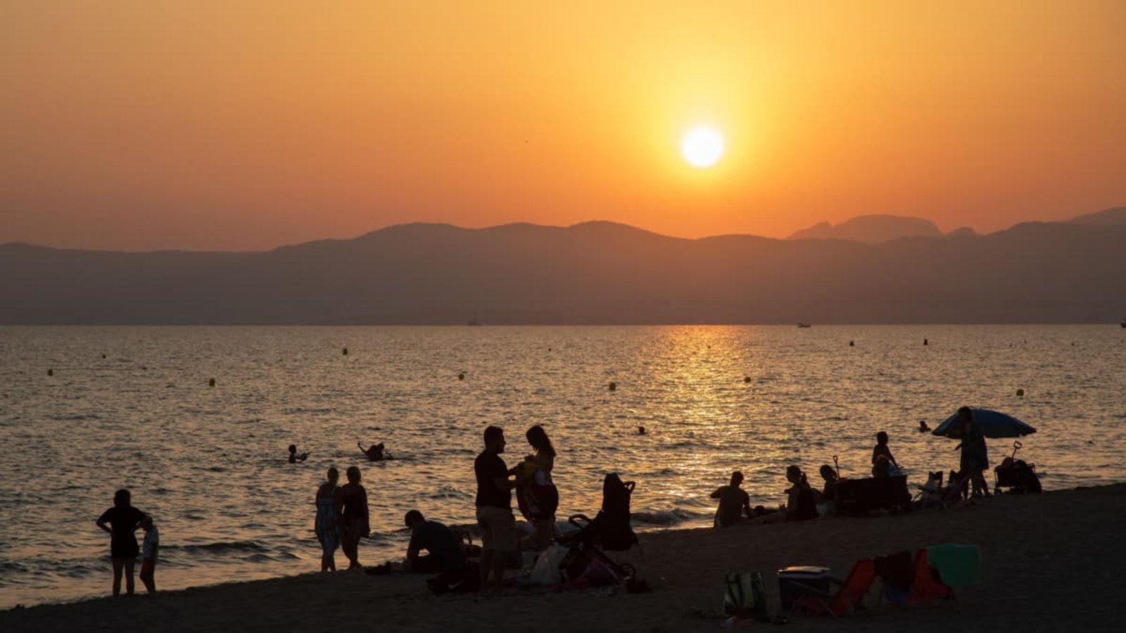 Der Mittwochabend auf Mallorca dürfte spektakulär werden: Auf die Eklipse von 20.31 bis 20.33 Uhr im Westen folgt unmittelbar der Sonnenuntergang um 20.49 Uhr (Archivbild).Clara Margais/dpa Der Mittwochabend auf Mallorca dürfte spektakulär werden: Auf die Eklipse von 20.31 bis 20.33 Uhr im Westen folgt unmittelbar der Sonnenuntergang um 20.49 Uhr (Archivbild).Clara Margais/dpa