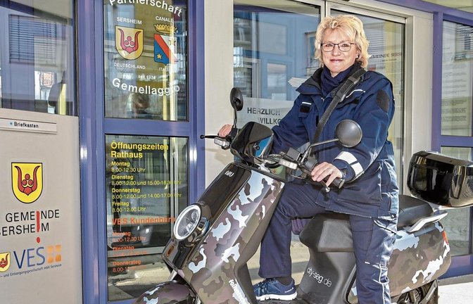 Monika Rudolph ist für den Sersheimer Gemeindevollzugsdienst mit dem Elektro-Roller unterwegs. Foto: Kalb