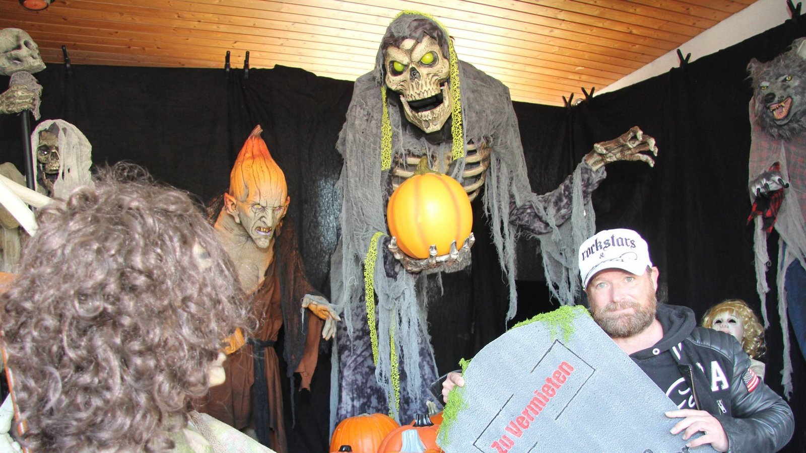 Jedes Jahr kommt etwas Neues dazu: Oliver Kraus hat einen riesigen Fundus an Halloween-Figuren. Archivfoto: VKZ/Banholzer