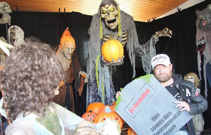 Jedes Jahr kommt etwas Neues dazu: Oliver Kraus hat einen riesigen Fundus an Halloween-Figuren. Archivfoto: VKZ/Banholzer