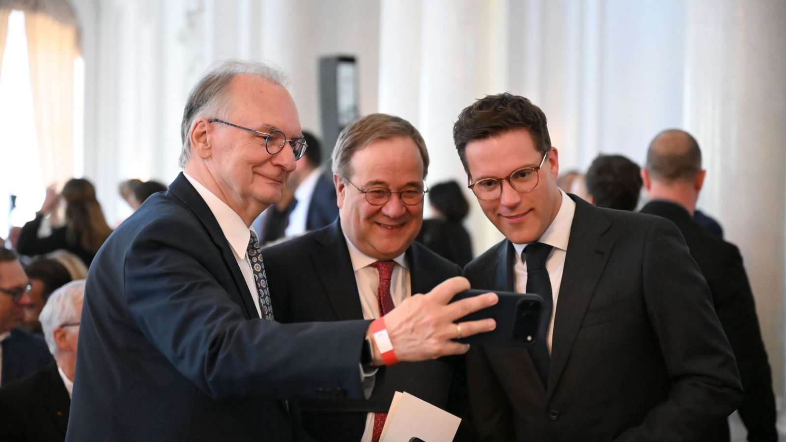 Auch Manuel Hagel, der derzeit mit den Grünen und Özdemir Koalitionsverhandlungen führt, war im Neuen Schloss dabei.Foto: Katharina Kausche/dpa Auch Manuel Hagel, der derzeit mit den Grünen und Özdemir Koalitionsverhandlungen führt, war im Neuen Schloss dabei.Foto: Katharina Kausche/dpa