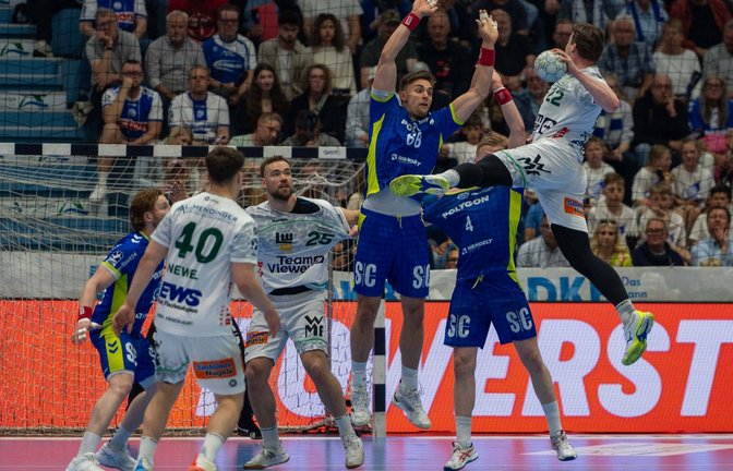 Sprungkräftig und torgefährlich: Göppingens Linkshänder Erik Persson wirft in Gummersbach sechs Tore.<span class='image-autor'>Foto: IMAGO/kolbert-press</span>