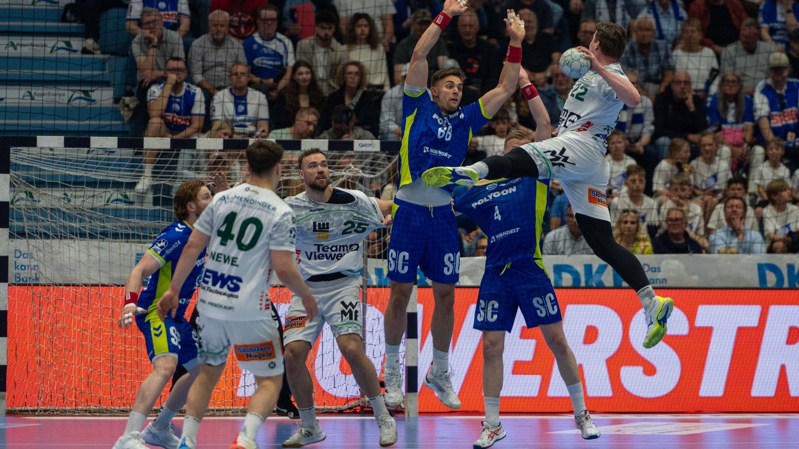 Sprungkräftig und torgefährlich: Göppingens Linkshänder Erik Persson wirft in Gummersbach sechs Tore.Foto: IMAGO/kolbert-press Sprungkräftig und torgefährlich: Göppingens Linkshänder Erik Persson wirft in Gummersbach sechs Tore.Foto: IMAGO/kolbert-press