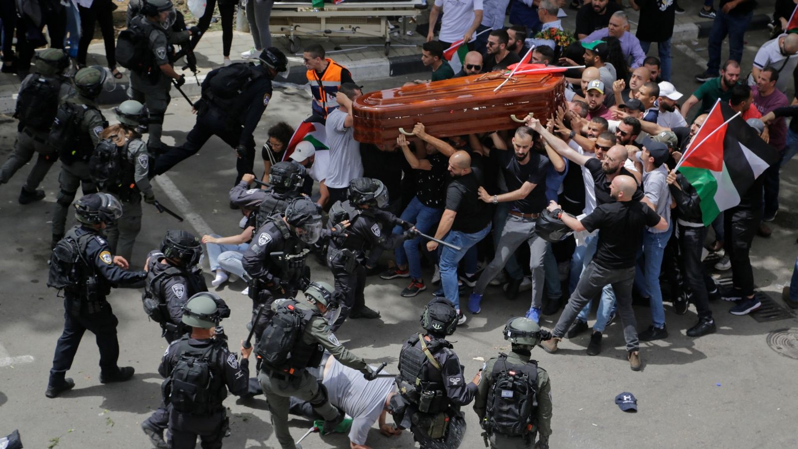 Israelische Polizisten stoßen mit palästinensischen Trauernden zusammen, die den Sarg der getöteten Al-Dschasira-Reporterin Abu Akle tragen. Die Gewalt der Sicherheitskräfte sorgt international für Bestürzung.Foto: Maya Levin/AP/dpa