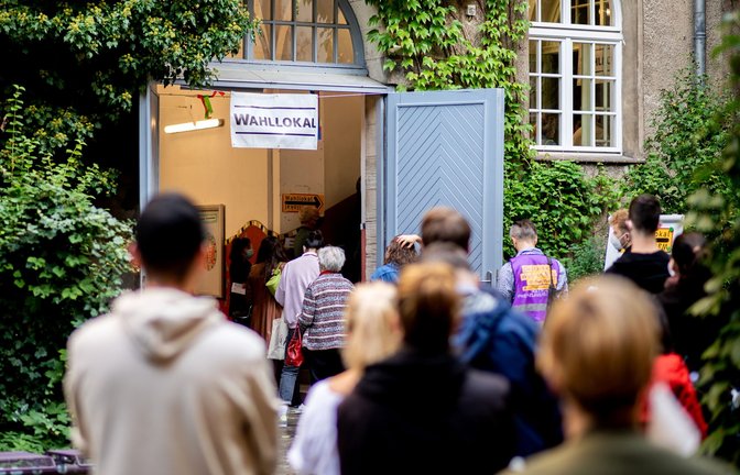 Auf Grund der gravierenden Pannen  bei der Berlin-Wahl 2021 waren die Schlangen vor den Wahllokalen teils so lang, dass viele erst nach 18 Uhr abstimmten.<span class='image-autor'>Foto: dpa/Hauke-Christian Dittrich</span>