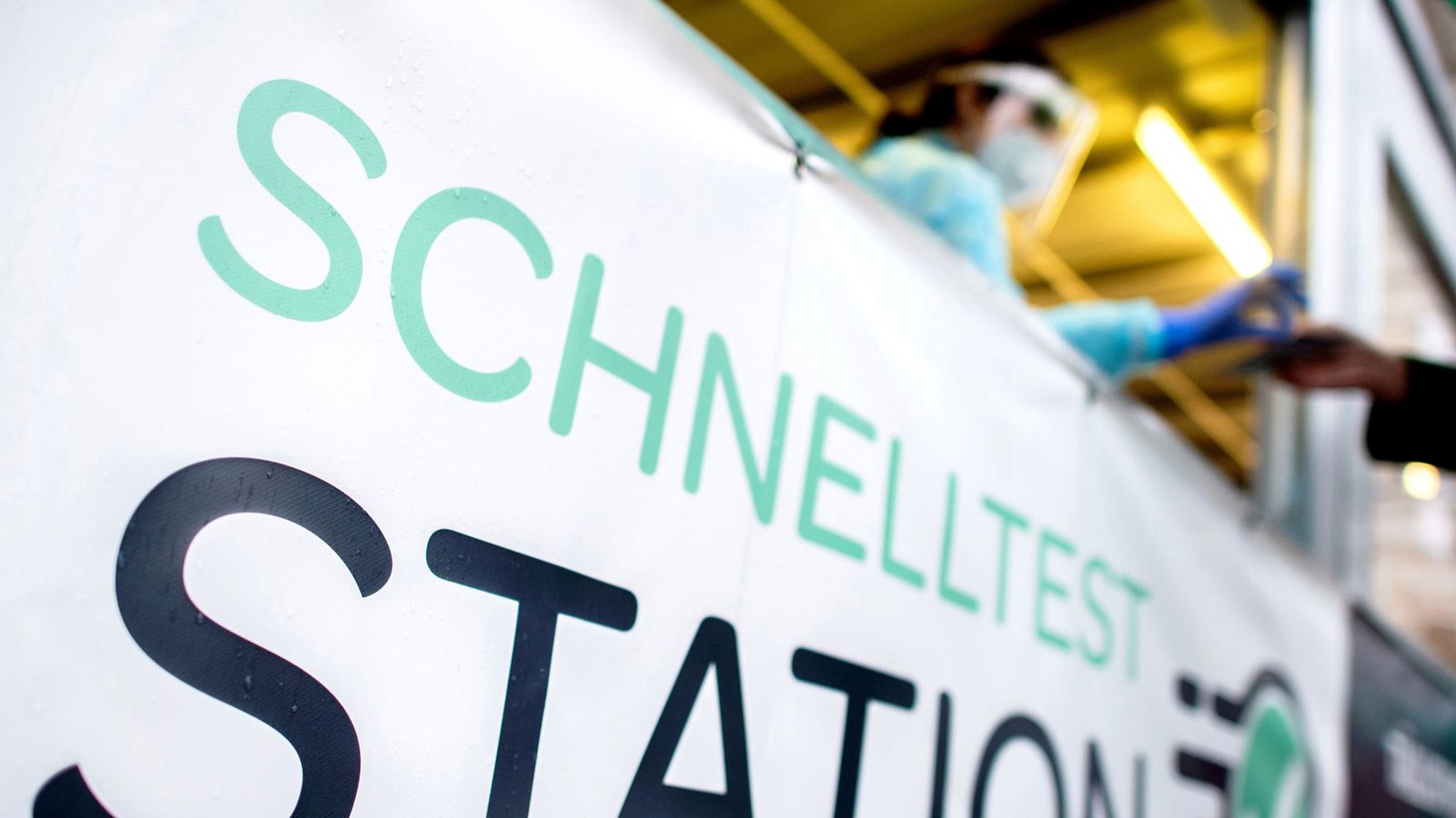 Die Aufschrift „Schnelltest Station“ steht am Container einer Teststation in der Innenstadt von Oldenburg.Foto: dpa/Hauke-Christian Dittrich Die Aufschrift „Schnelltest Station“ steht am Container einer Teststation in der Innenstadt von Oldenburg.Foto: dpa/Hauke-Christian Dittrich
