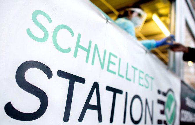 Die Aufschrift „Schnelltest Station“ steht am Container einer Teststation in der Innenstadt von Oldenburg.<span class='image-autor'>Foto: dpa/Hauke-Christian Dittrich</span>
