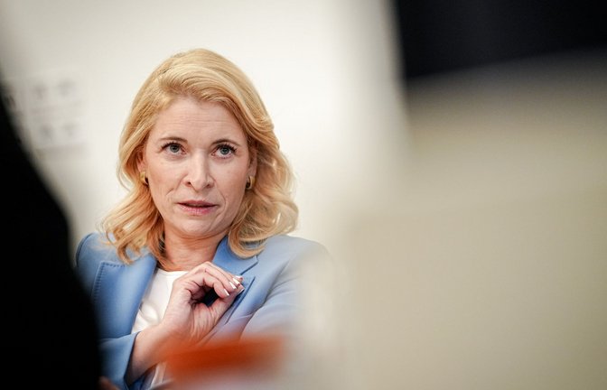 Bahn-Chefin Evelyn Palla erklärte, dass die Lage mit einem Notfallsystem stabilisiert worden sei. (Archivbild)<span class='image-autor'>Foto: Kay Nietfeld/dpa</span>