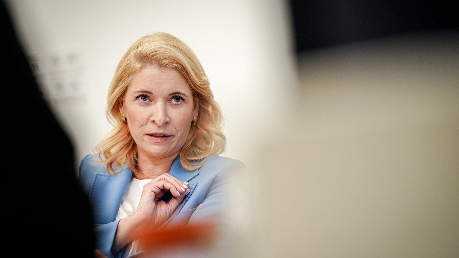 Bahn-Chefin Evelyn Palla erklärte, dass die Lage mit einem Notfallsystem stabilisiert worden sei. (Archivbild)Foto: Kay Nietfeld/dpa Bahn-Chefin Evelyn Palla erklärte, dass die Lage mit einem Notfallsystem stabilisiert worden sei. (Archivbild)Foto: Kay Nietfeld/dpa