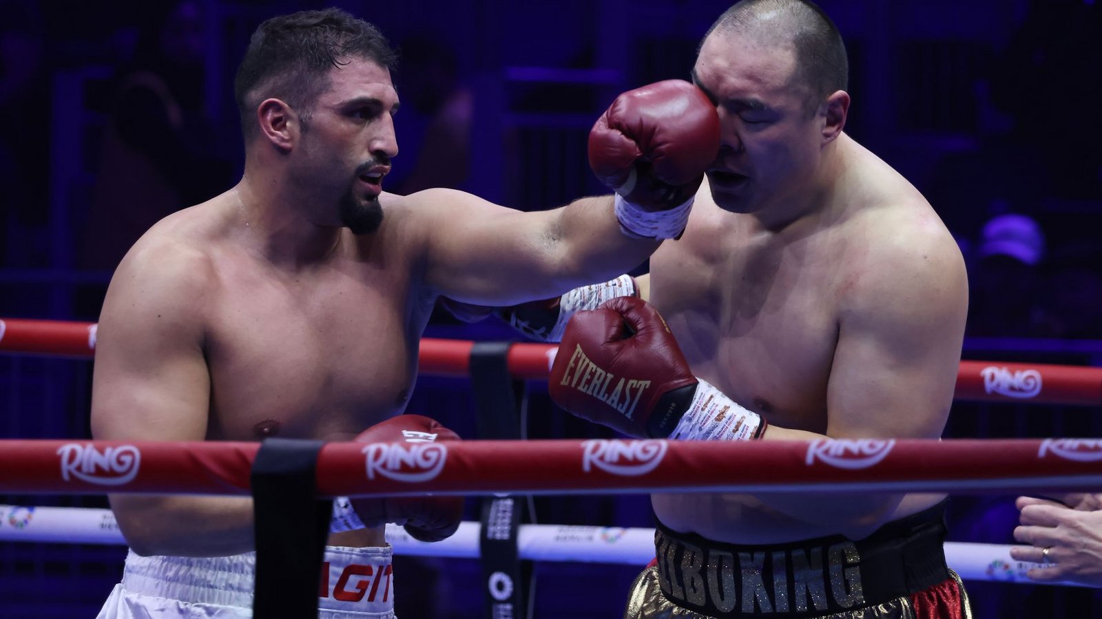 Interimstitel als Belohnung: Kabayel vs. Zhang.Foto: Wang Haizhou/XinHua/dpa