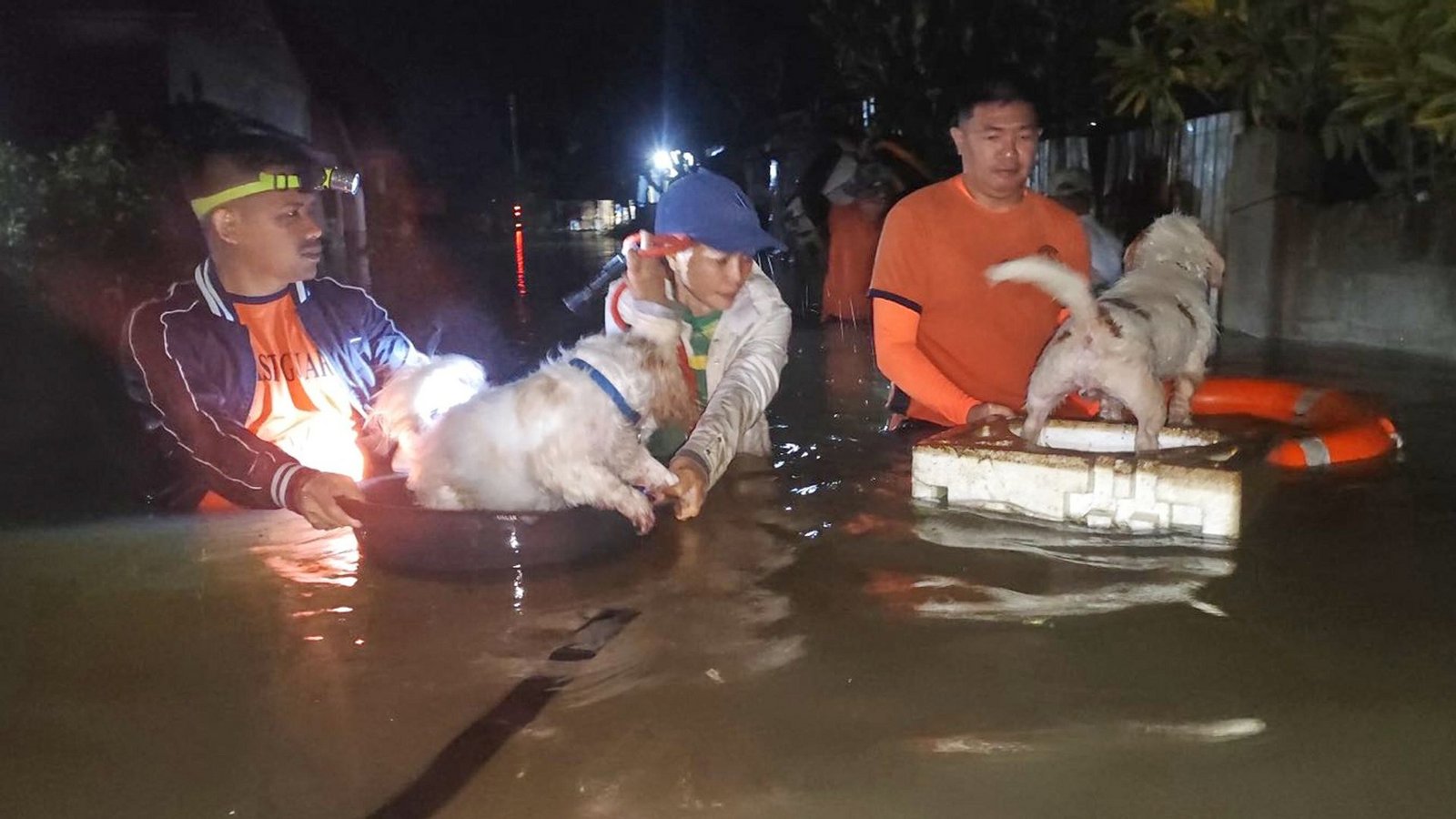 Zunächst hatte der Super-Taifun "Ragasa" auf den Philippinen gewütet, nun ist "Bualoi" auf Land getroffen.Foto: Uncredited/Philippine Coast Guard/AP/dpa